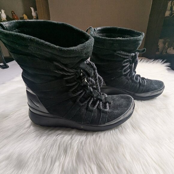 Nike Roshe One Hi Women Size 8.5  807426 001 Black Anthracite Suede Snow Boot - Picture 1 of 8